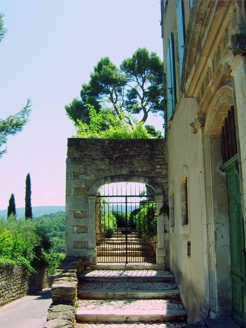 © Photographie de Etienne BUSQUETS : maison offerte par Pablo Picasso à Dora Maar située à Ménerbes, 2010 (Luberon - Provence) y